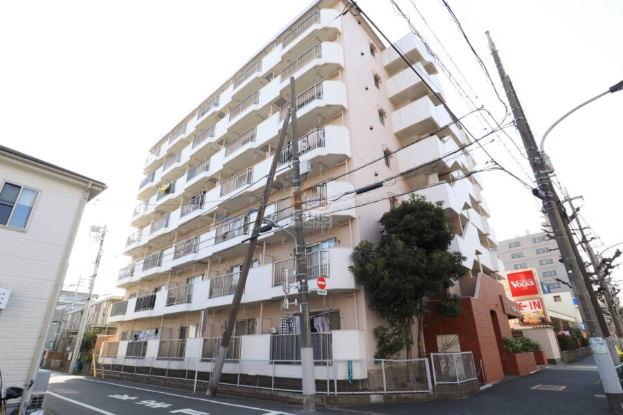 ジュウェル宇喜田エメラルドマンション外観｜「葛西」駅から環七通りを葛西通りに向かって歩き、長島町交差点を左折して少し行くとあります。駅周辺には銀行、コンビニ、飲食店、スーパーなどあり生活には困らなそうです。