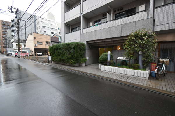 藤和シティコープ御徒町外観共用部1｜エントランスは見通しの良い表通りに面しています。こじんまりした感じでした。