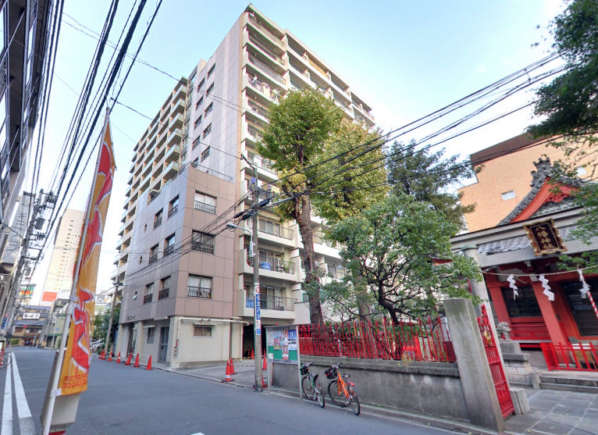 国際コーポは地上１２階建てマンションです。国際通りの裏手にあります。周辺は飲食店、スーパーや、浅草仲見世通りなど商店街が近く便利な立地です。建物南側は西浅草八幡神社です。