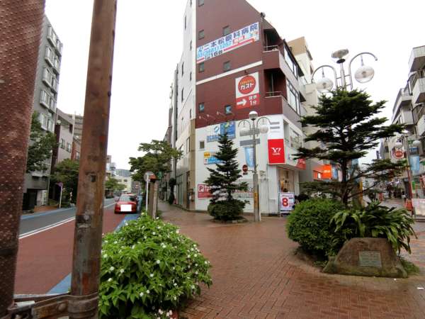 レジェンド平井アプローチ4｜道は二又になっておりますが、物件のエントランスは左です。商店街は右に続きます。少し右に進んでみましょう。