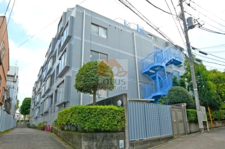 幡ヶ谷駅徒歩7分の住宅エリアに位置し、落ち着いた路地に面した外観です。6階建・総戸数73戸のほどよいスケール感で、七号通り公園が目の前という立地特性も読み取れます。過度な装飾を抑えたタイル貼りの外壁は、築年相応ながらも清掃状態が良好です。グランドメゾン幡ヶ谷は、昭和62年築、6階建てのマンションです。