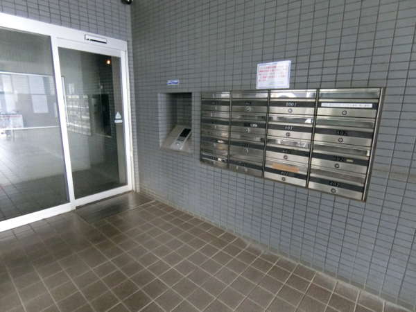 オリンポスコマキ外観共用部 (4)｜エントランスアプローチ部分です。郵便ポスト受けの横にオートロック装置があります。