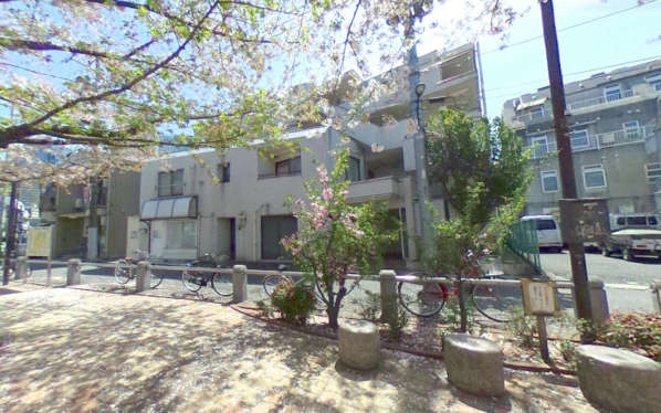 西新宿第２ローヤルコーポ外観３｜神田川沿いで、春は桜がきれいです。