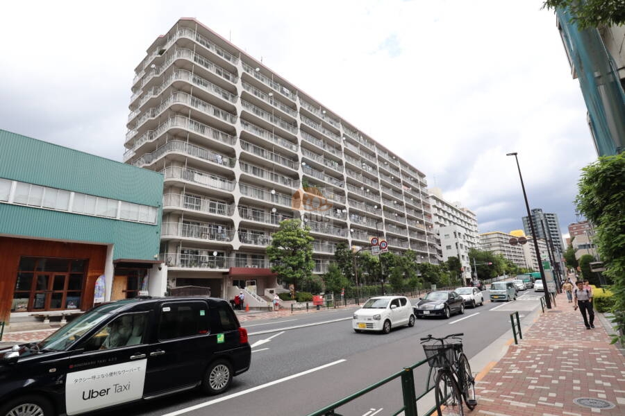 東陽町スカイハイツ外観2｜葛西橋通り沿いに面しており、周辺には中層・高層の建物が立ち並んでいます。