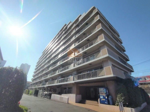 地上10階建・総戸数71戸のスケールが素直に伝わる外観で、ベージュ系タイルの落ち着いた色調が青空の光をやわらかく受け止めています。千住関屋町という住宅地らしい周囲との距離感もあり、千住大橋駅徒歩10分という立地ながら視界に余白が残る点は、日常の安心感につながる要素です。