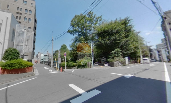 駒込富士ハイツ周辺｜駒込駅近くの駒込東公園の西側に立地します。駅から３分というロケーションですが、通りから一本入った環境で、おおむね住環境は良好です。
