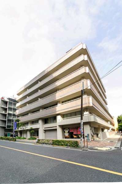 日商岩井本郷マンション　外観｜日商岩井本郷マンションは地上１０階建てのマンションです。前面通りはサッカー通りとよばれ、Ｊリーグなどのサッカー関連団体や日本サッカーミュージアムが入居しているビルがこの通り沿いにあります。