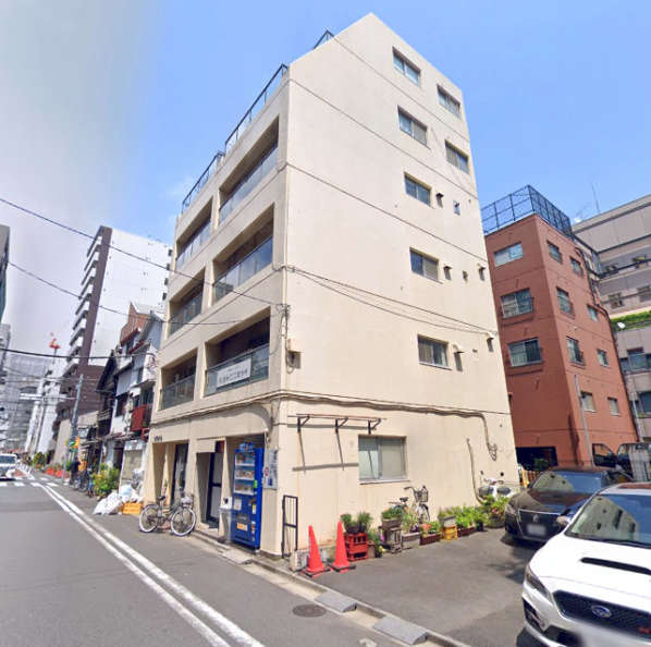 飯島ビル外観１｜飯島ビルは地上６階建てのマンションです。エレベーターはありません。新富町駅から近く、銀座や東京駅も徒歩圏内の便利な立地です。