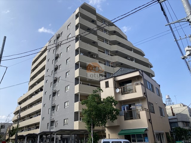 10階建のボリュームをそのまま読み取りやすい角度で、外壁のタイルが淡い陰影をつくりながら落ち着いた雰囲気を保っています。二色の外壁分節が階ごとのラインを整え、通りからの距離感をつかみやすい構成です。周辺の低層住宅と比べると視線の抜けが安定しており、穏やかな空気が漂う場所に適した外観です。センチュリーハイツ亀有は、平成14年築、10階建てのマンションです。