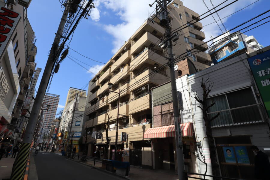 ライオンズマンション日暮里駅前外観2｜日暮里駅前の通りに立地します。