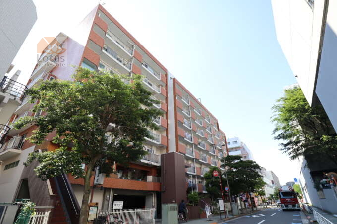トーカン東陽町マンション外観1｜トーカンマンション東陽町は地上９階建てのマンションです。永代通りから一歩入った通りにあります。東陽町駅に近く周辺には飲食店、コンビニがあり便利です。スーパー、区役所も徒歩５分圏内です。