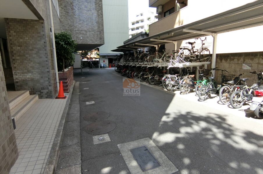 ニューライフ西早稲共用部4｜駐輪場と車路はゆとりがありましたね。