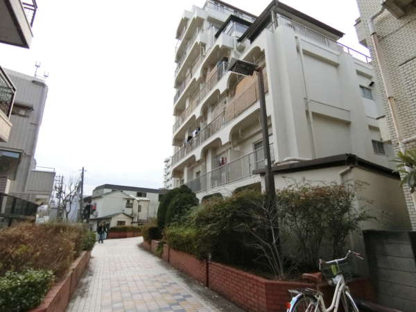 中野ニューハイム外観共用部4｜桃園川緑道に面していて希少な感じがするロケーションです。