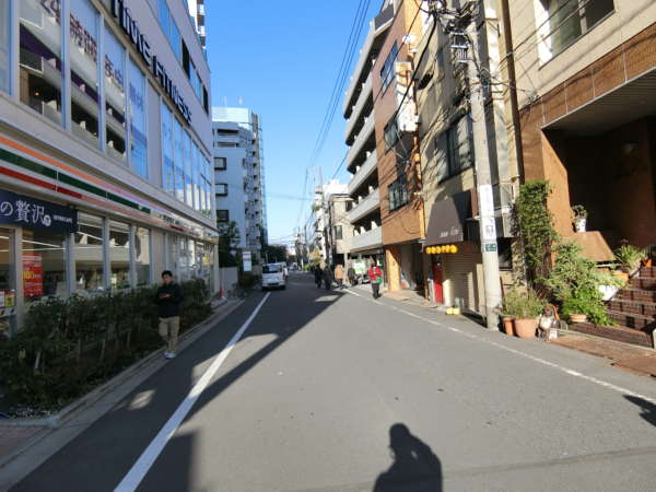 ニックハイム東陽町第２アプローチ3｜左折するとこのまままっすぐ行くと、木場公園にあたる道です。セブンイレブンがあります。