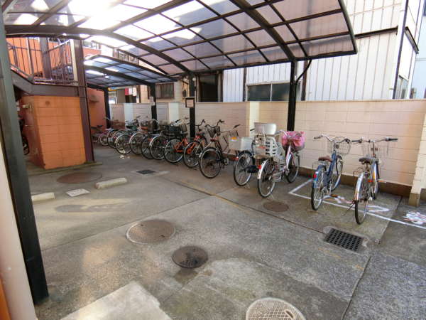 ニックハイム東陽町第２外観共用部6｜エントランス横には駐輪場があります。