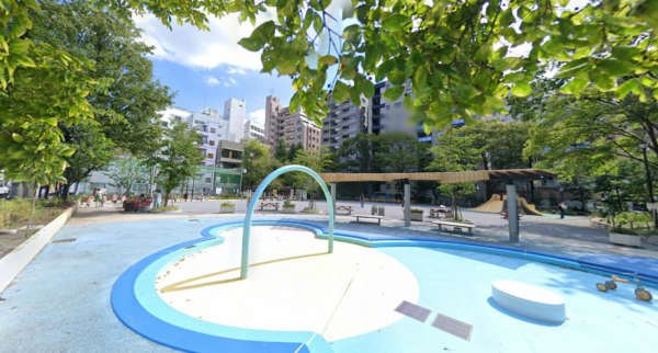 日興パレス日本橋-越前堀公園｜徒歩1分に「越前堀児童公園」があります。夏にはじゃぶじゃぶ池が人気です。フェンスに囲まれたキャッチボール場もあります。滑り台などの遊具もあり、憩いの場となっています。