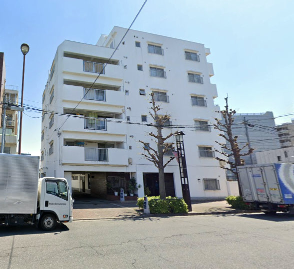 東建ニューハイツ小石川外観２｜東建ニューハイツ小石川は６階建てのマンションです。春日通りから一歩入った立地で、目の前に富坂警察署がありちょっと安心です。