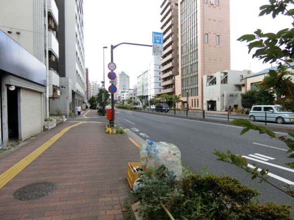 ライオンズマンション文京第２アプローチ5｜坂を上がったところです。文京区春日は優良な住宅地エリアですので、通り沿いといえども大きめのビルは見当たりません。