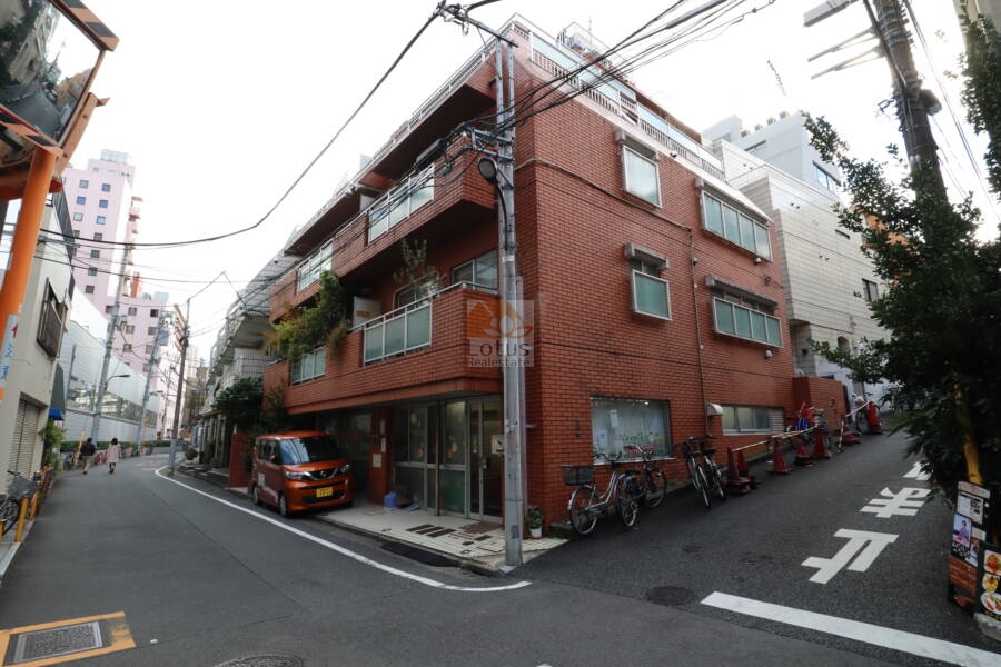 グリーンハイツ外観1｜グリーンハイツは地上５階建てマンションです。大江戸線「新宿五丁目」駅から徒歩５分圏内です。