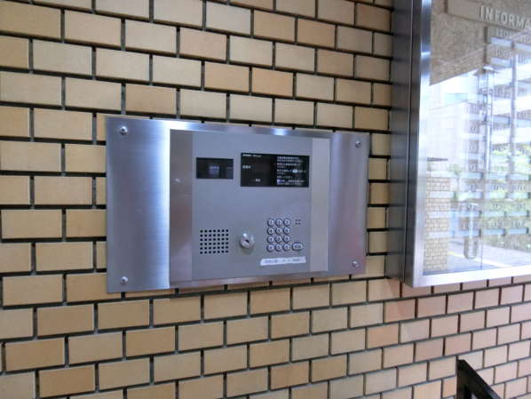 ライオンズマンション文京第２外観・共用部5｜エントランスはオートロックが設置済みです。