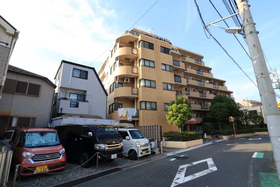 ライオンズマンション堀切菖蒲園第２外観1｜周辺は静かな住宅街ですが、スーパーや小中学校が近くにあり、生活しやすい環境です。