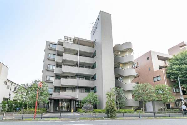 エクレールガーデン富士見ケ丘外観１｜エクレールガーデン富士見ケ丘は平成７年築、地上６階建てのマンションです。井の頭通り沿いにあります。目の前にスーパー「オーケー杉並宮前店」があって便利です。