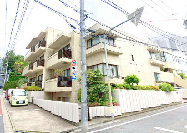 パティオ大山外観１｜パティオ大山は地上3階建ての低層マンションです。代々木上原駅から徒歩5分、井の頭通から一歩入った住環境です。