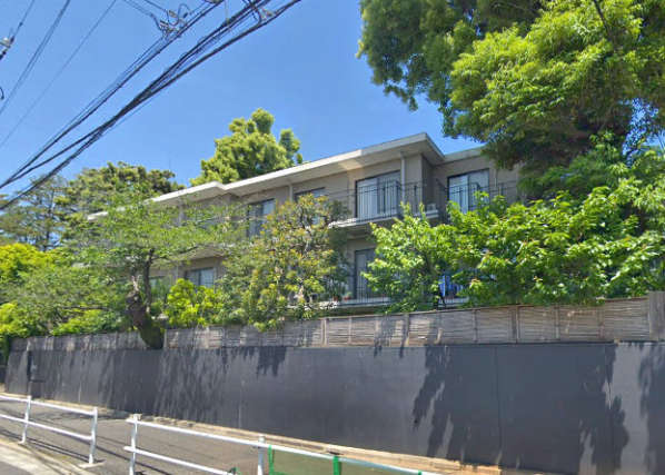 パシフィックパレス荻窪外観４｜パシフィックパレス荻窪は３階建ての低層マンションです。敷地の東側には荻外壮公園があり、緑が豊かな住環境です。