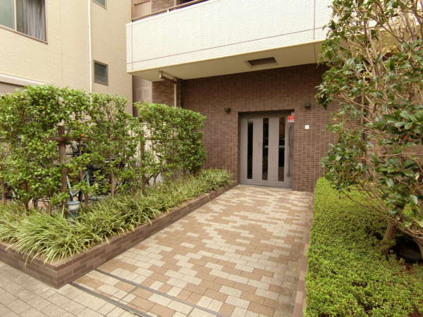 クリオ奥浅草外観共用部10｜自転車置き場などの共用部のアプローチです。