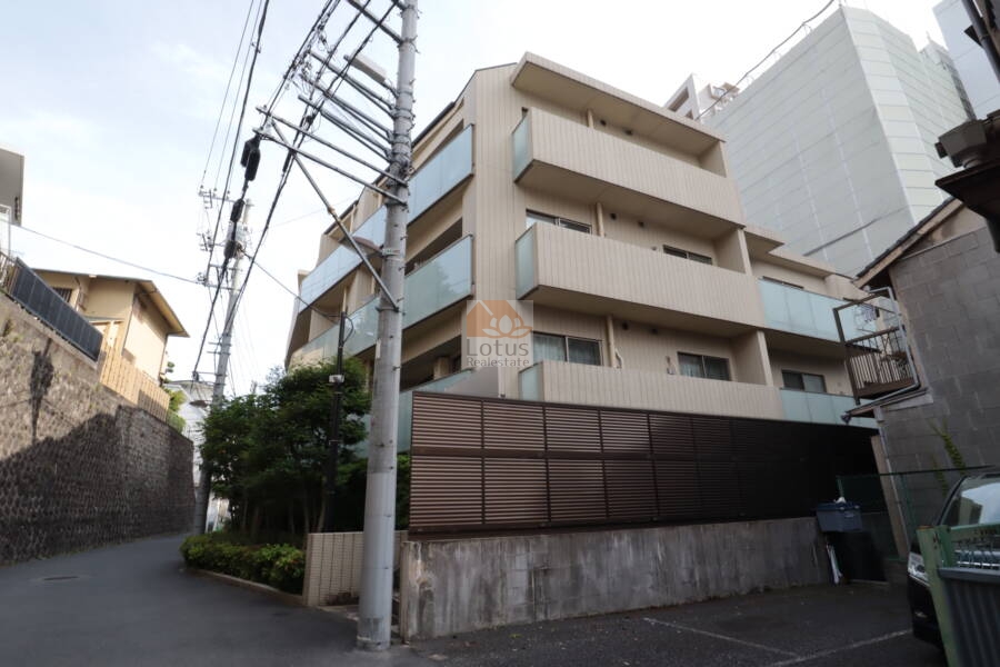 プレミスト文京音羽外観11｜プレミスト文京音羽は平成２４年築、７階建てのマンションです。大和ハウス旧分譲のプレミストシリーズです。江戸川橋駅からほど近く、大通りに面していいない落ち着いた立地です。