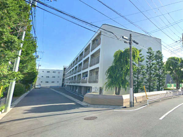 東荻窪マンション外観１｜東荻窪マンションは地上４階建ての低層マンションです。周辺には緑もあり、落ち着いた住環境です。