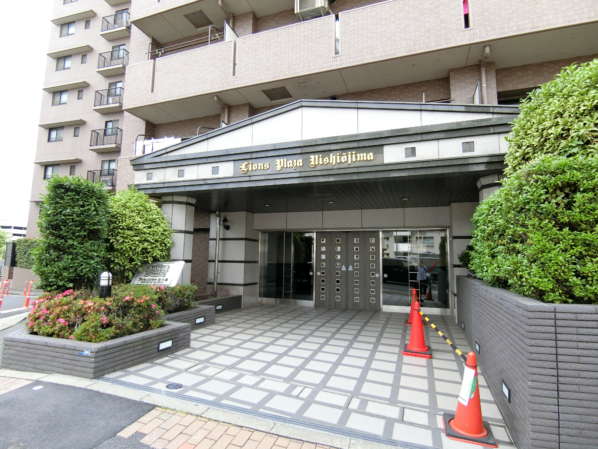 ライオンズプラザ西大島外観・共用部3｜エントランスの様子です。通りに面しているエントランスはすぐ入館できます。
