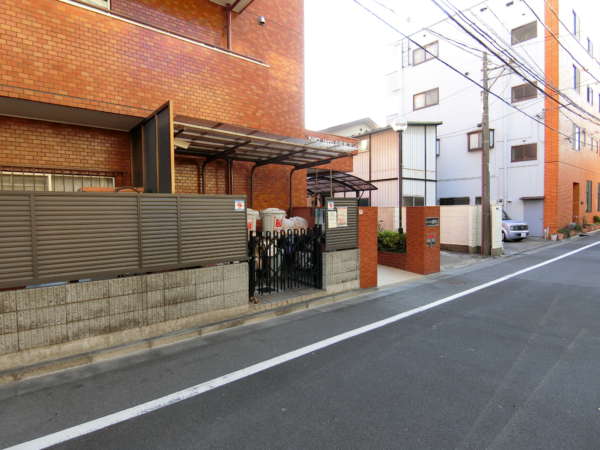 ニックハイム東陽町第２アプローチ14｜ニックハイム東陽町第２は、下町の一本入った住宅エリアにあり、非常に静かな印象を受ける立地です。