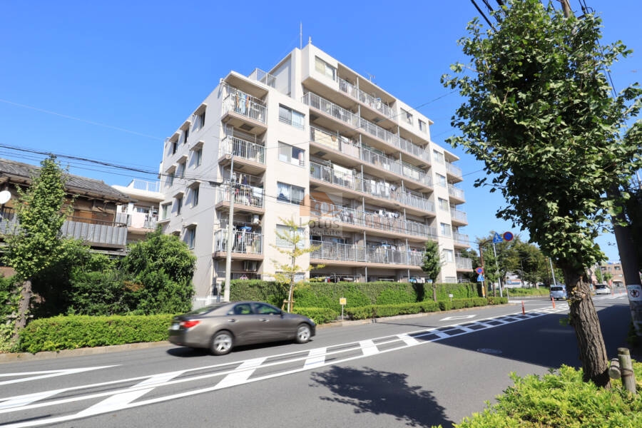 コスモハイム南花畑外観2｜周辺には公園が点在し、緑の多い環境です。スーパーやコンビニ、ドラッグストアなども近くにあります。