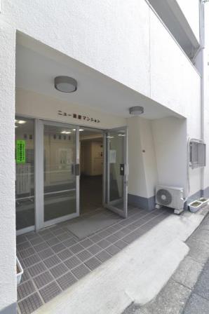 ニュー荻窪マンション3069｜エントランスは青梅街道脇を入った路面に面しています。