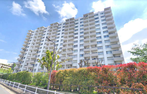 高田馬場住宅外観5｜新目白通り沿いにあり、周辺にはコンビニエンスストア、スーパーなどあり便利です。