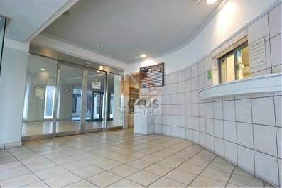ライオンズガーデン町屋13｜エントランスには安心のオートロックが備わっており、セキュリティ対策も万全です。