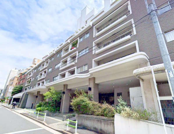シャトー東洋外観２｜シャトー東洋南青山は地上８階建てのマンションです。骨董通りから一本入った立地です。