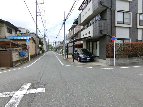 アイディーコート江古田アプローチ2｜住宅街を道なりに進みます。このまま直進で５分くらいです。住宅街なので初めて来たときは目印はわかりにくいですが、そのまま直進します。中学校の高低が見えてきたらもう少しです。