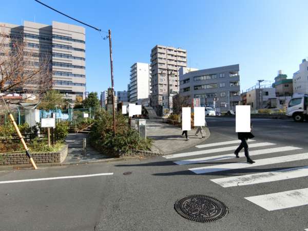 ニックハイム東陽町第２アプローチ2｜駅は永代通りに面していますが、すぐ交差点があります。ここは直進してもいけますし、左折してもいけます。今日は左折してみましょう。