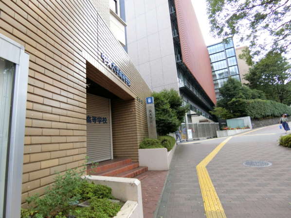 ライオンズマンション文京第２アプローチ3｜途中には中央大学後楽園キャンパスもあります。工学部などがあるそうです。