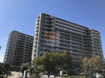 グランマークスツインフォートの外観。ツイン構造の14階建てマンションで、整然としたバルコニーと大規模感のあるファサードが特徴。敷地内には緑が多く、広がりのある前面スペースも確認できる。グランマークスツインフォートは平成24年築、14階建てのマンションです。