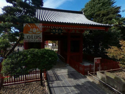 浅草寺の二天門2｜公園を通って右折すると浅草寺の二天門がみえてきます。