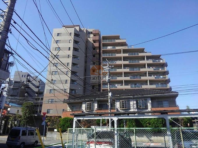 グランブレム練馬高野台外観６｜グランブレム練馬高野台は平成15年築、１３階建てのマンションです。西側は笹目通りに面していますが、東側は戸建ての多い住宅地に向いています。