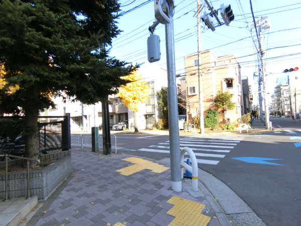 ニックハイム東陽町第２アプローチ9｜橋を渡って２つ目の信号はバス通りに出ます。ここを左に曲がります。