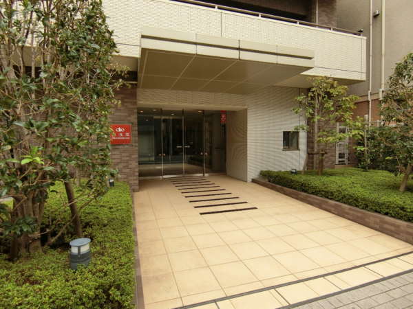 クリオ奥浅草外観共用部11｜エントランスアプローチです。少し引いた感じで、広めに目につくられています。