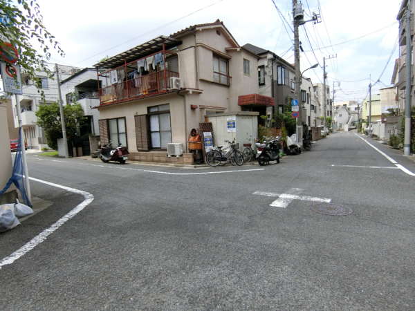 豊玉北の住宅地｜すぐ出た角を左に進みます。