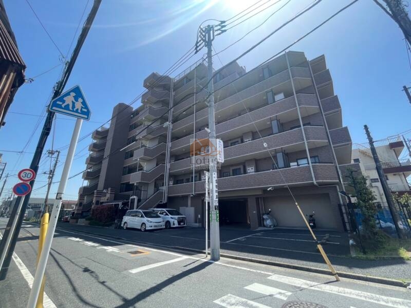 ライオンズガーデン梅島外観２｜ライオンズガーデン梅島は、落ち着いたブラウン系の7階建てマンションです。