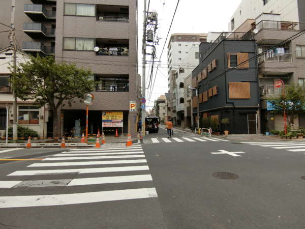 クリオ奥浅草アプローチ3｜一葉桜・光月通といいます。こちらを２００ｍほど歩くと左折、物件が見えました。