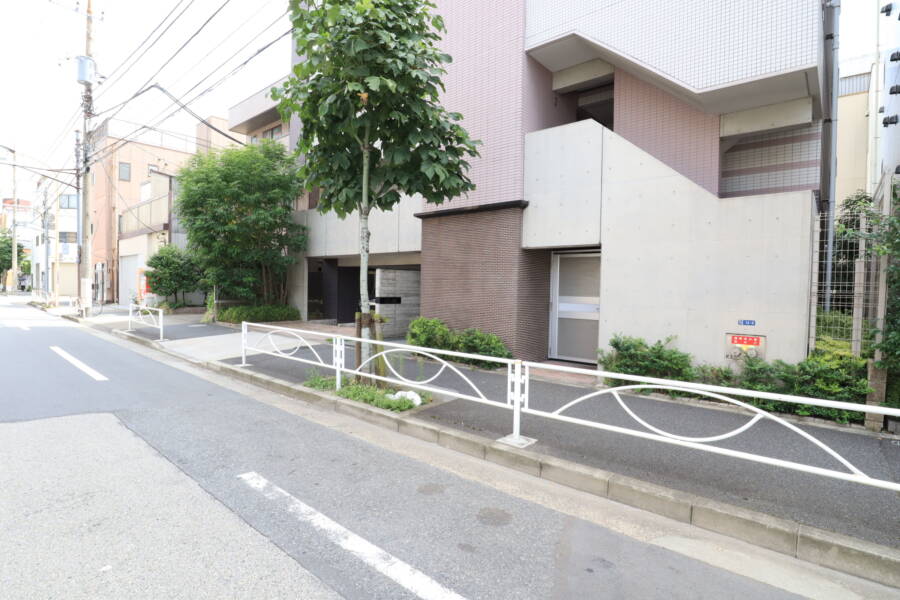 フュージョナル本所アーリア外観2｜春日通り沿いに立地します。